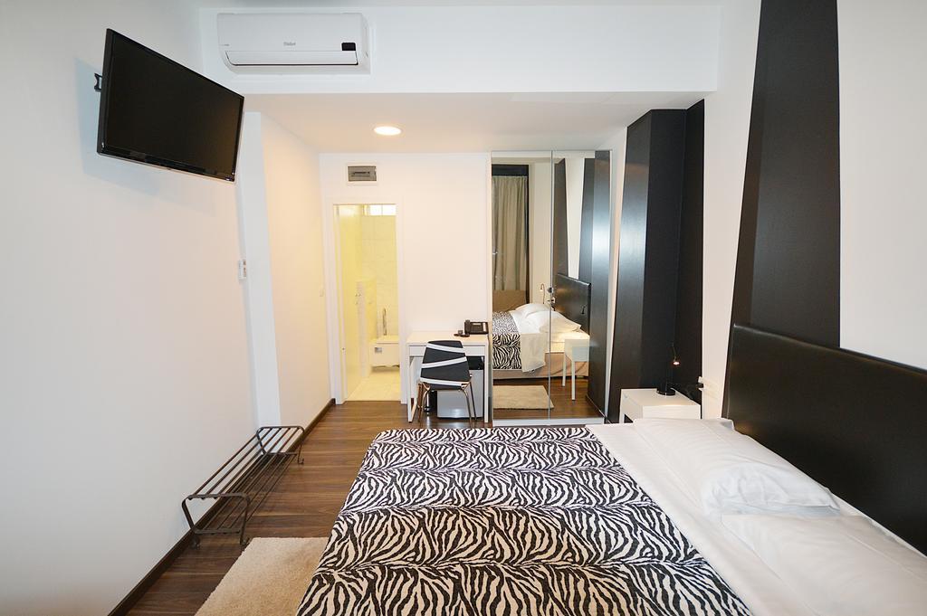 زادار Bed And Breakfast Four Rooms الغرفة الصورة